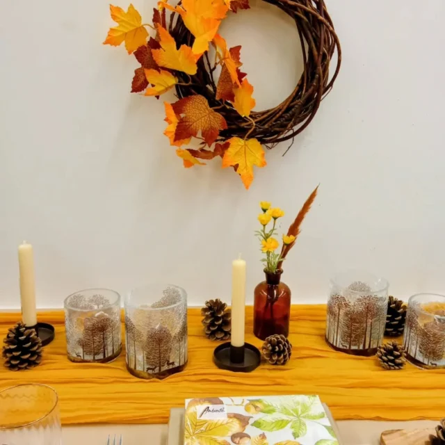 🍂✨ Herbstzauber im quadro Schweinfurt ✨🍂
Der Herbst zeigt sich von seiner schönsten Seite – warme Gelb- und Brauntöne, dekorative Zapfen, leuchtender Ahorn 🍁 und edle Gläser, die das Licht perfekt einfangen.
Unsere herbstliche Deko-Ideen bringen Gemütlichkeit und goldene Stimmung in dein Zuhause. 🕯️🍯
Komm vorbei und lass dich inspirieren – wir haben die passenden Highlights für deine Herbst-Deko! 💛🤎
#Herbstdeko #quadroSchweinfurt #Tischdeko #Gemütlichkeit #Ahornliebe #Herbststimmung